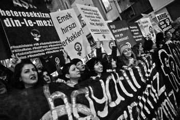 8 Mart'ta kadınlar sokaktaydı